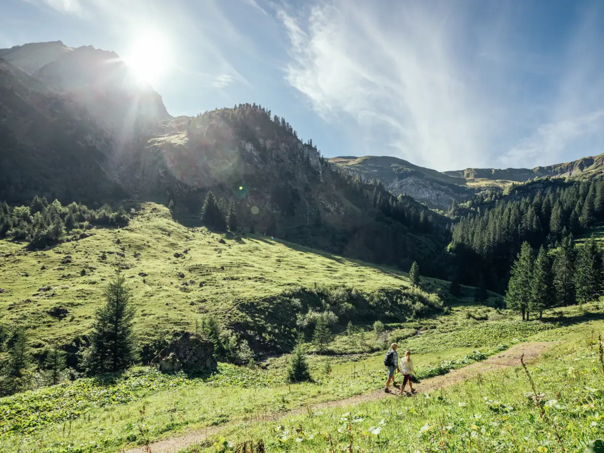 Eine Mann und eine Frau wandern in den Bergen.