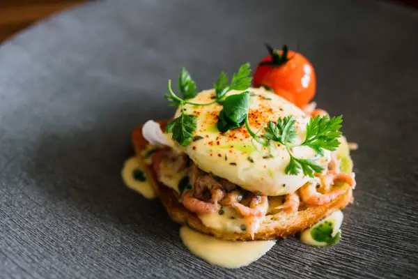 Egg Benedict mit Nordseekrabben