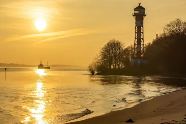 Leuchtturm am Witenbergen Elbstrand bei Abendlicht