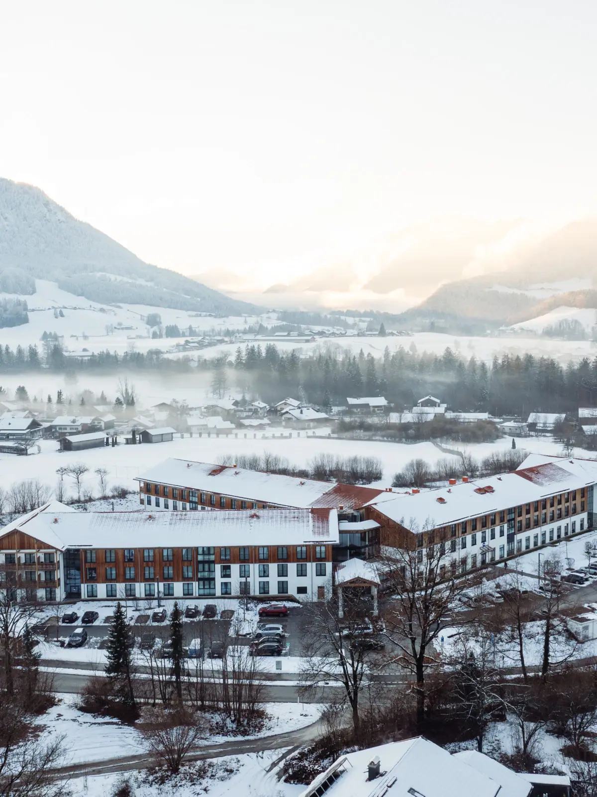 Ein Gebäude im Schnee.