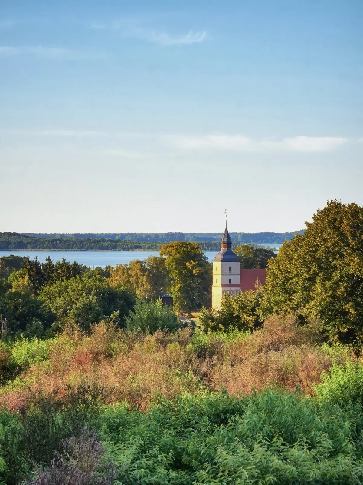 Landschaftsbild der Usedomer Schweiz mit einer Kirche