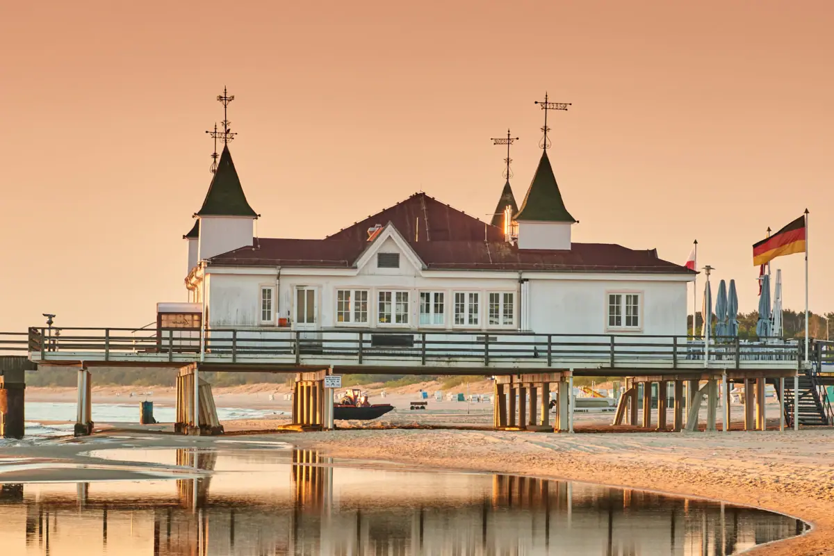 Ein Gebäude am Strand von Usedom mit Blick auf das Wasser und den Himmel.
