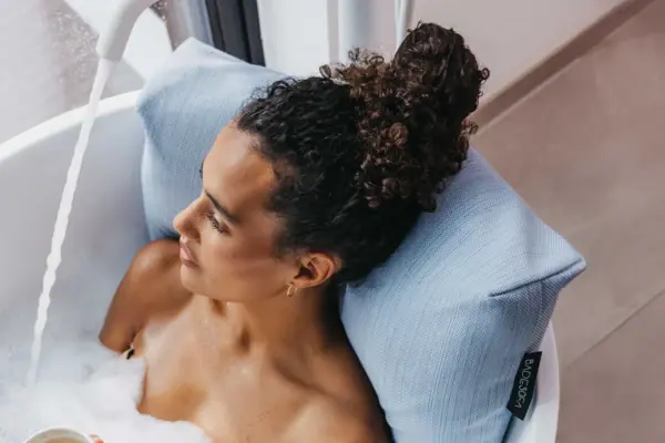 Badesofa Eine Frau in einer Badewanne mit Schaum.