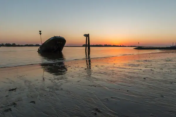 Schiffswrack am Elbstrand in Hamburg am Falkensteiner Ufer bei Sonnenuntergang