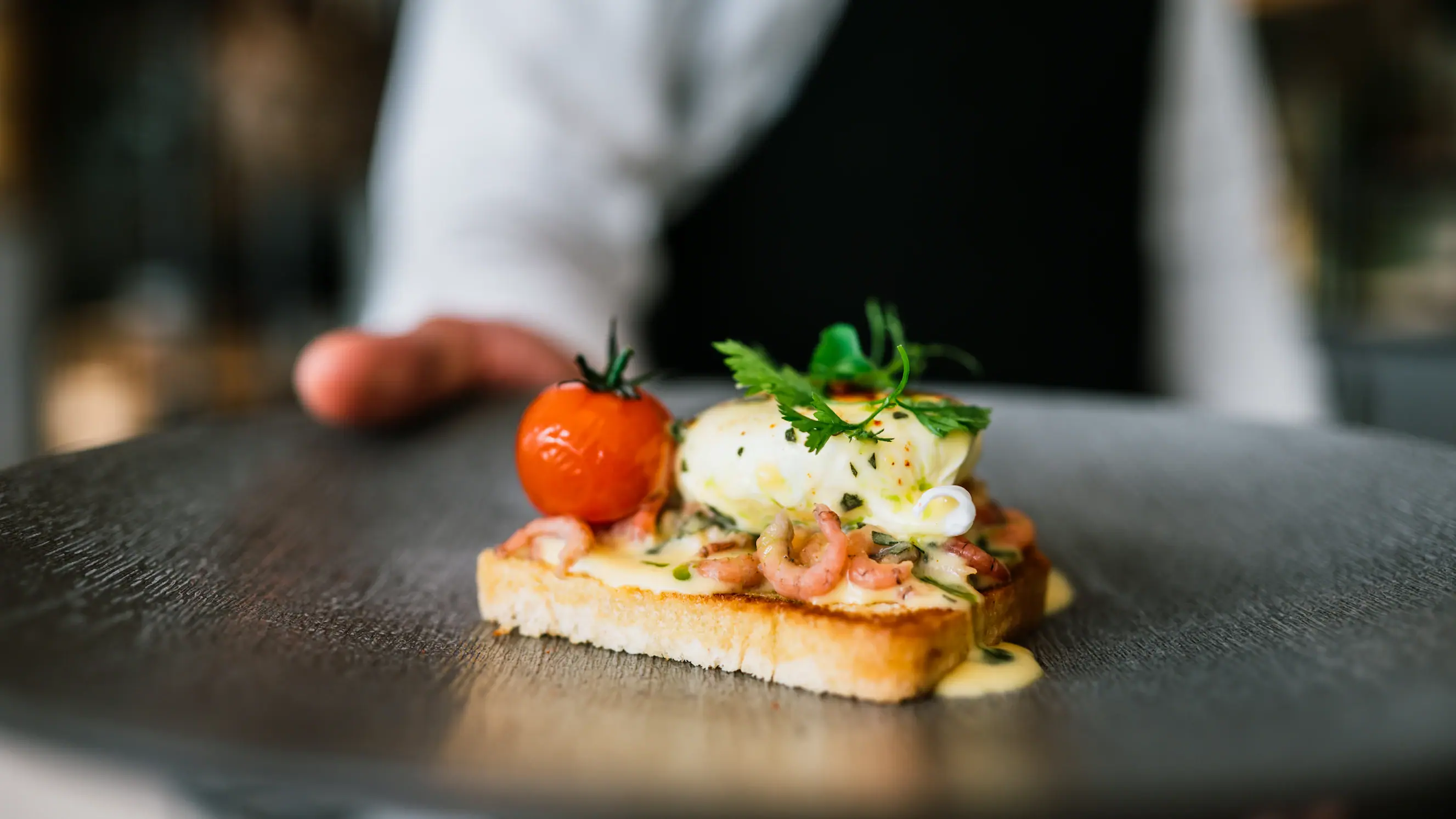 Egg Benedict mit Nordseekrabben