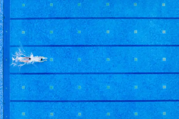 Eine Person schwimmt in einem Pool.