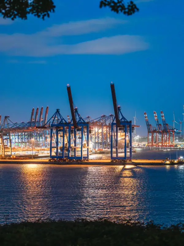 Der Hamburger Hafen mit Kränen und Lichtern.