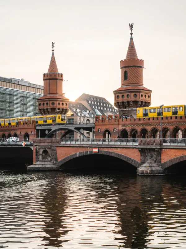 Ein Zug auf einer Brücke über Wasser in Berlin.