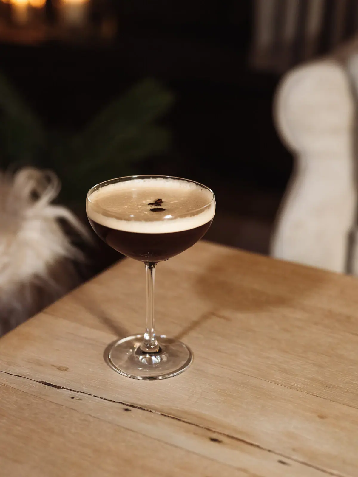 Ein Glas mit Espresso Martini auf einem Tisch.