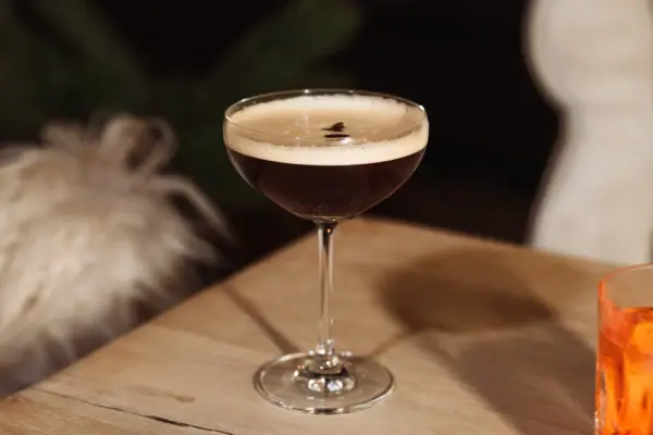 Ein Glas mit einem Getränk auf einem Tisch.