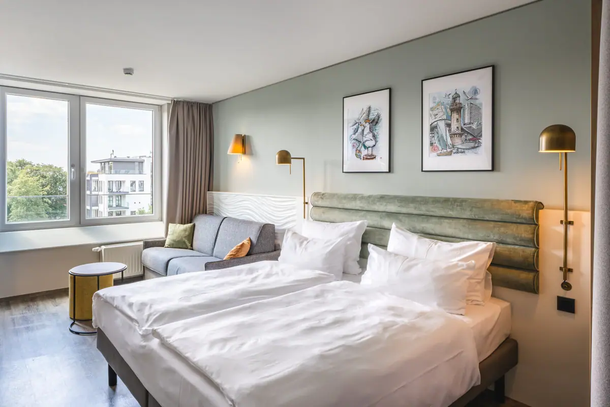 Ein Zimmer mit zwei Betten und einem Sofa.
