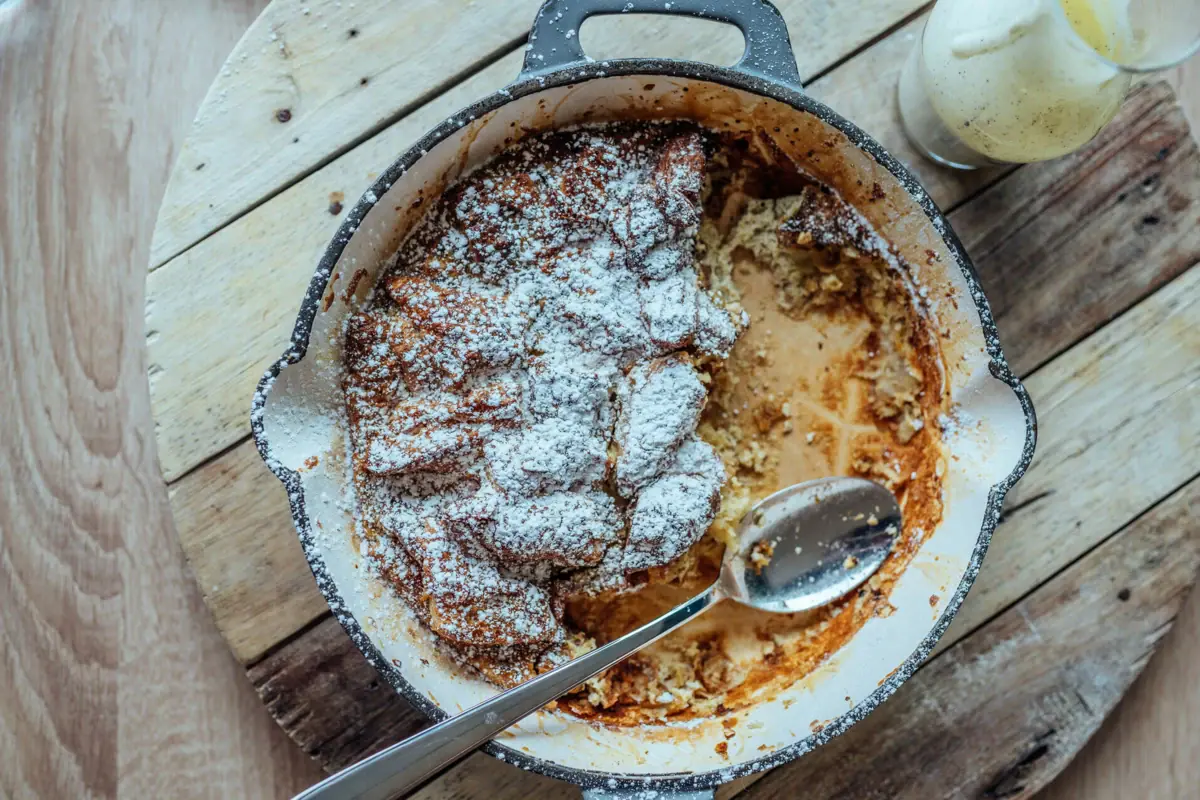 Schüssel mit Essen und einem Löffel.