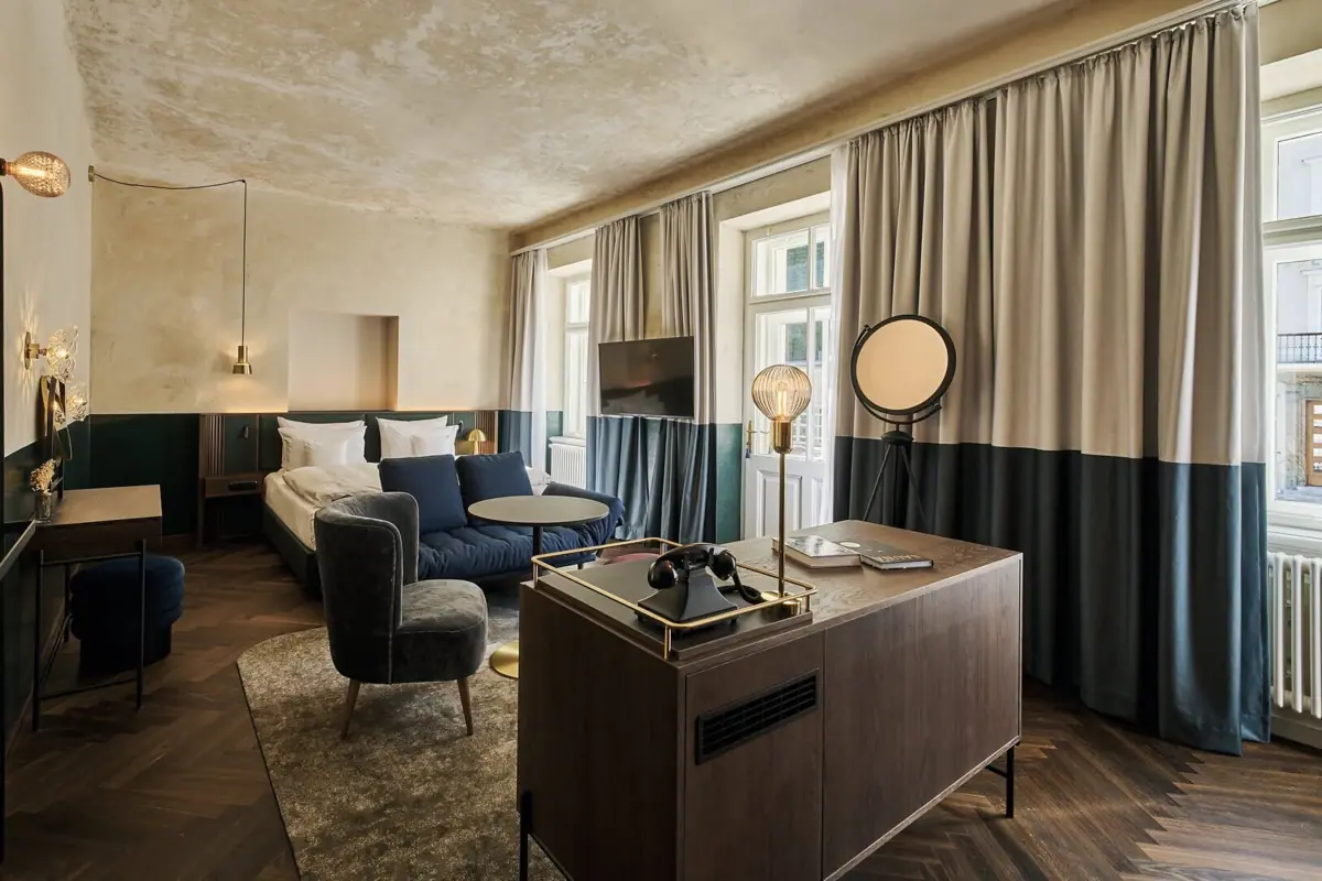 Ein Zimmer mit einem Bett und einem Sofa.