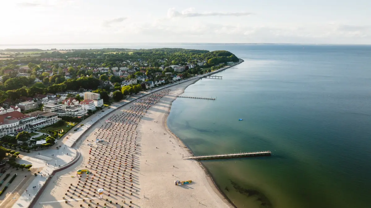 Der Strand und die Ostsee in Travemünde mit einer Drohne fotografiert.