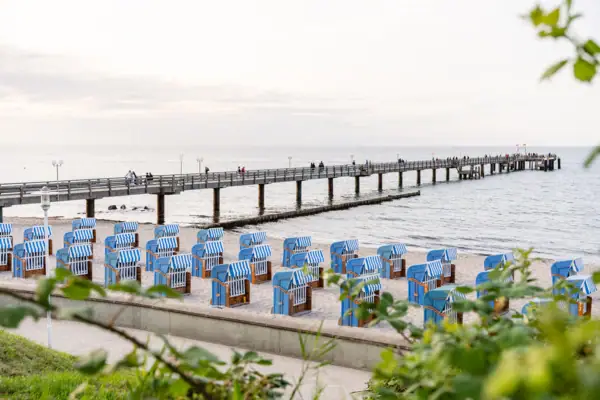 Der Strand von Kühlungsborn mit Strandkörben und der Seebrücke.