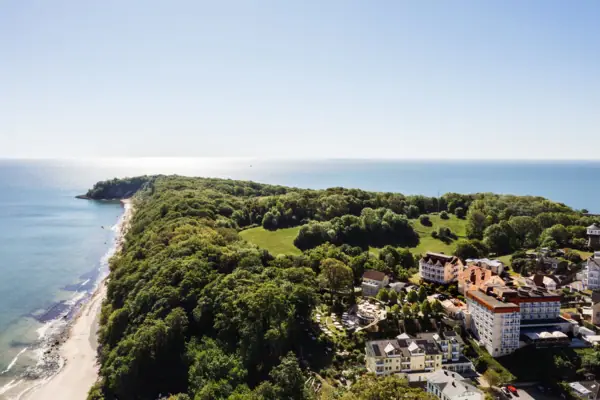 Das aja Nordperd & Villen Göhren auf Rügen aus der Vogelperspektive fotografiert mit der Ostsee im Hintergrund.