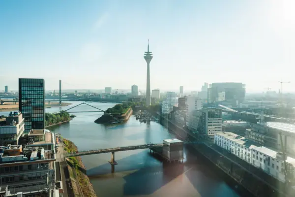 Düsseldorf Skyline mit dem Rhein und dem Fernsehturm.