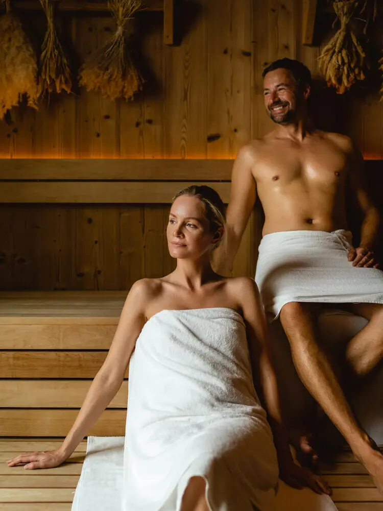 Ein Mann und eine Frau in einer Sauna.