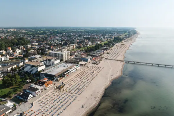 Der Strand von Grömitz mit dem aja Hotel und der Grömitzer Welle direkt an der Ostsee.