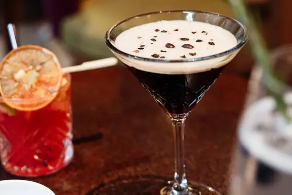 Ein Martini-Glas mit Espresso Martini in der Bar im Gothischen Haus Wernigerode.