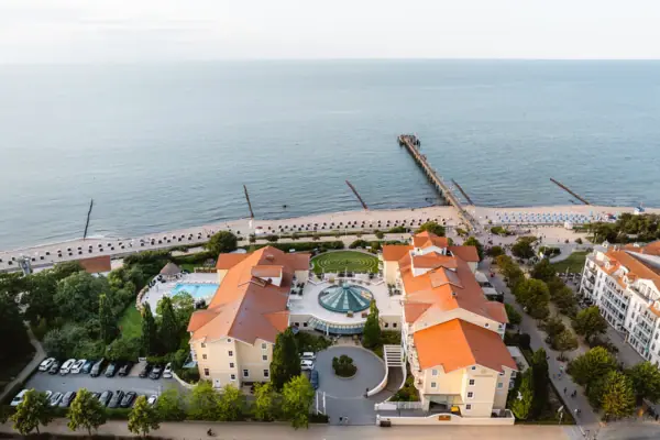 Das A-ROSA Kühlungsborn direkt am Strand mit der Ostsee im Hintergrund.