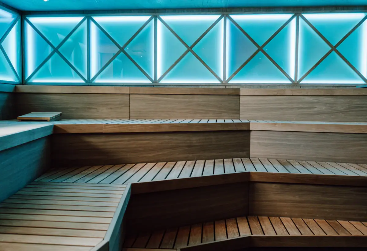 Holzbank in einer Sauna