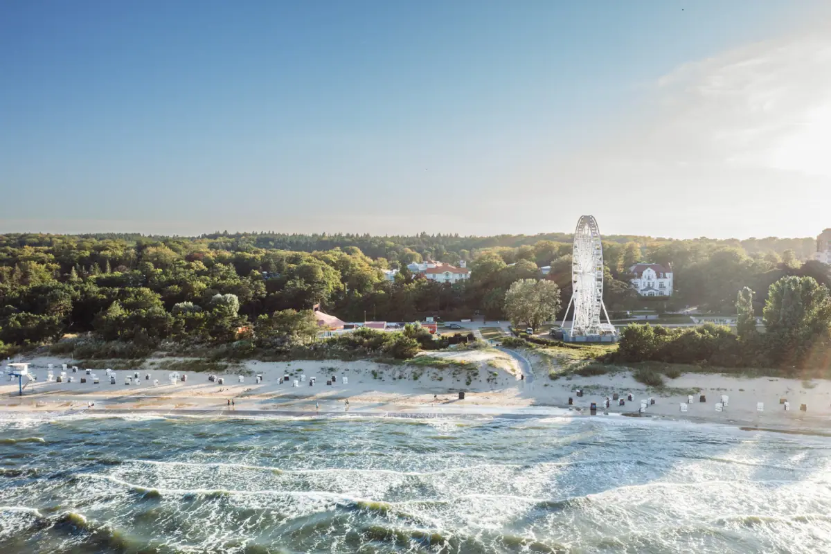 Strand von Heringsdorf auf Usedom mit Bäumen und Riesenrad im Hintergrund