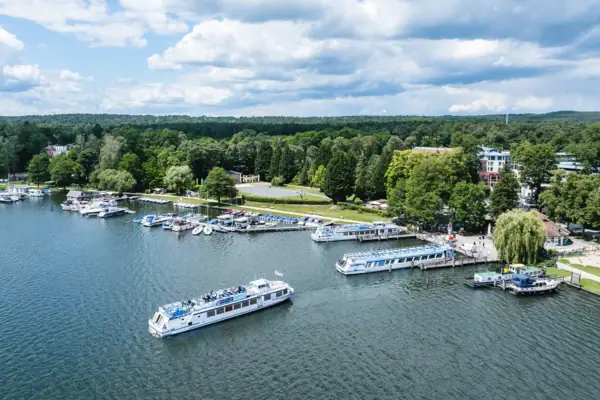 Boote auf dem Wasser mit Bäumen im Hintergrund