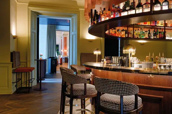 Die Hotelbar im Straubinger Grand Hotel mit Tresen und Stühlen.