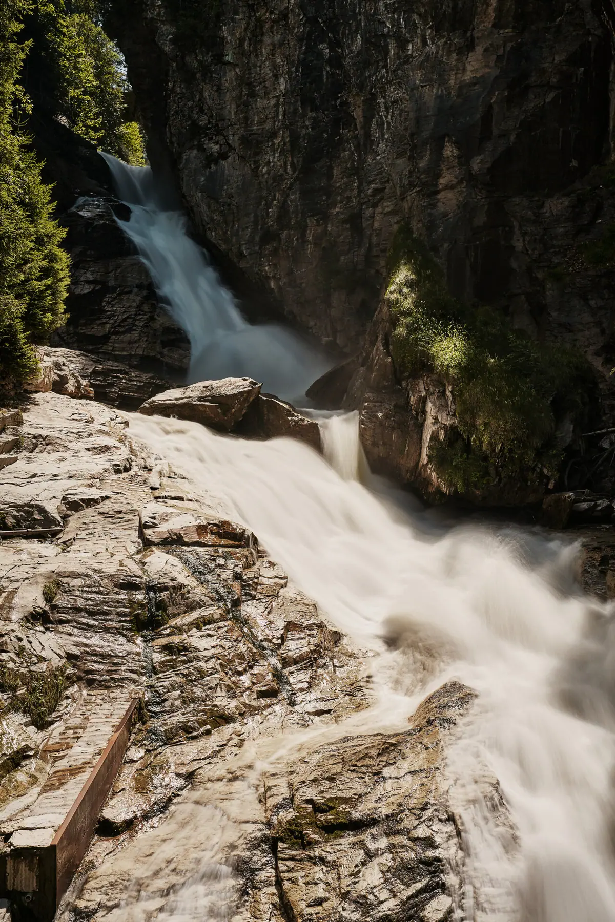Der Bad Gasteiner Wasserfall über Felsen.