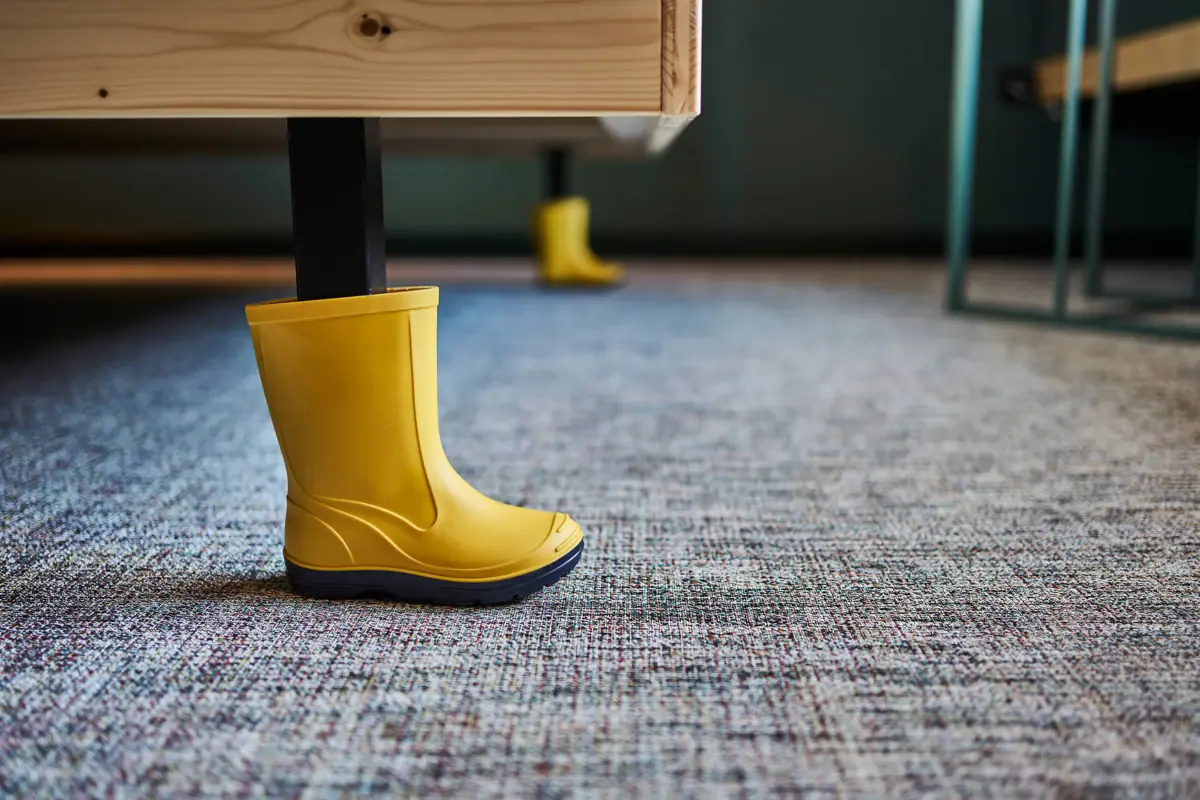 Gelber Gummistiefel im Urban Nature Hotel St. Peter-Ording.