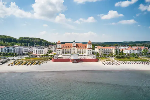 Das A-ROSA Kurhaus Binz direkt am Strand der Ostsee mit weißem Strand auf Rügen.