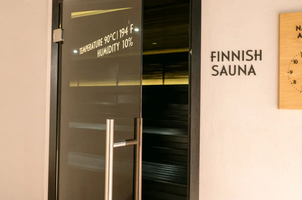 Glastür mit einem Schild darauf