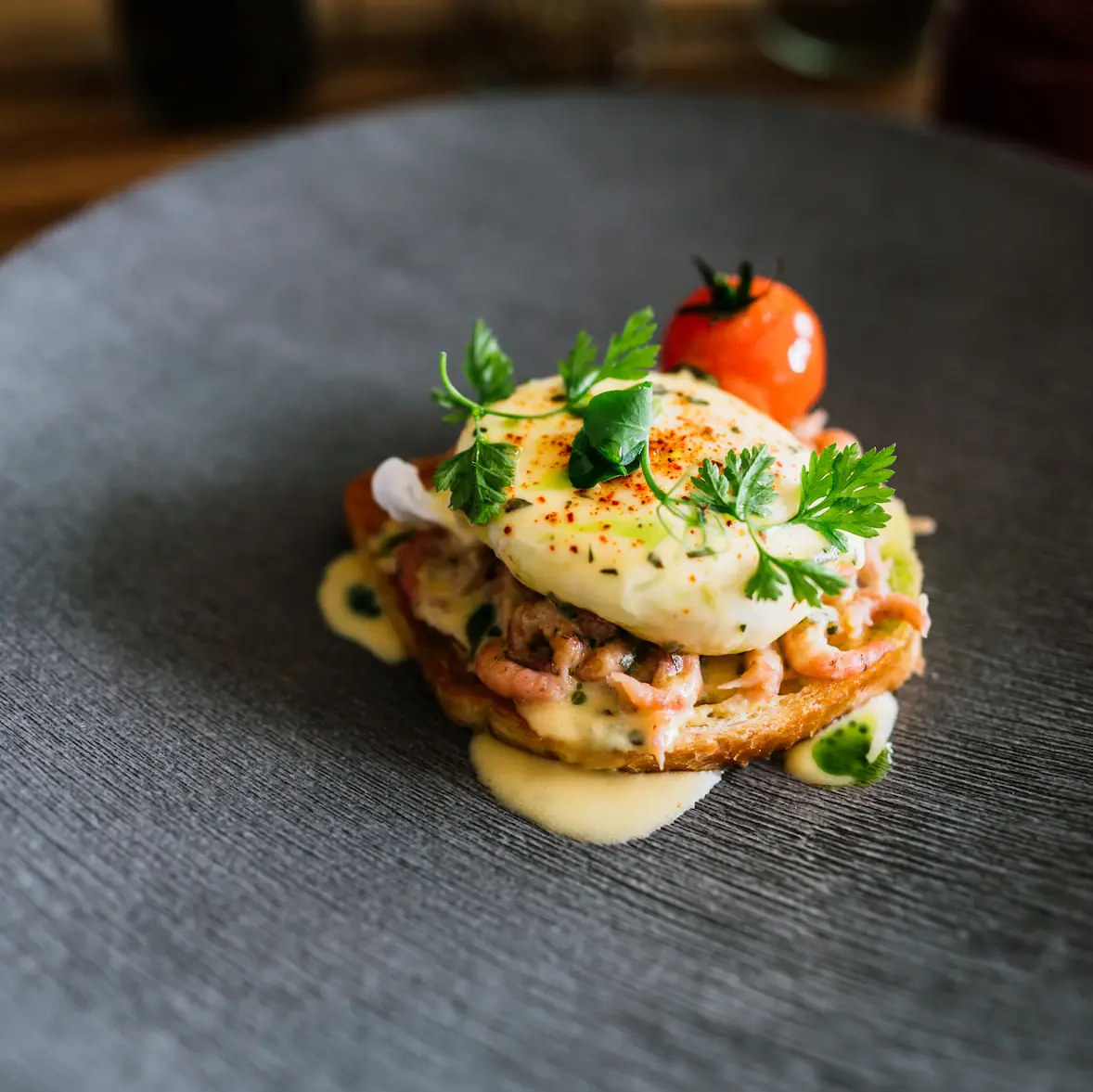Egg Benedict mit Nordseekrabben