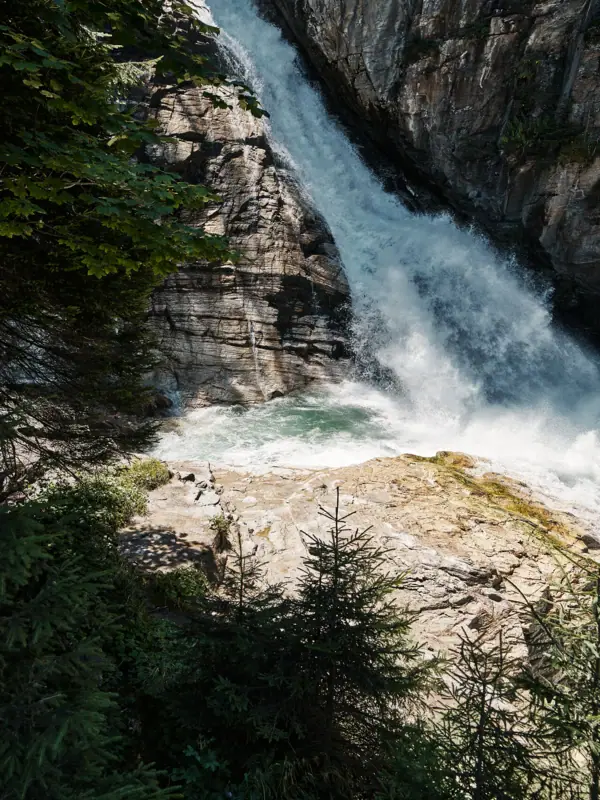 Ein Wasserfall in einem Wald.