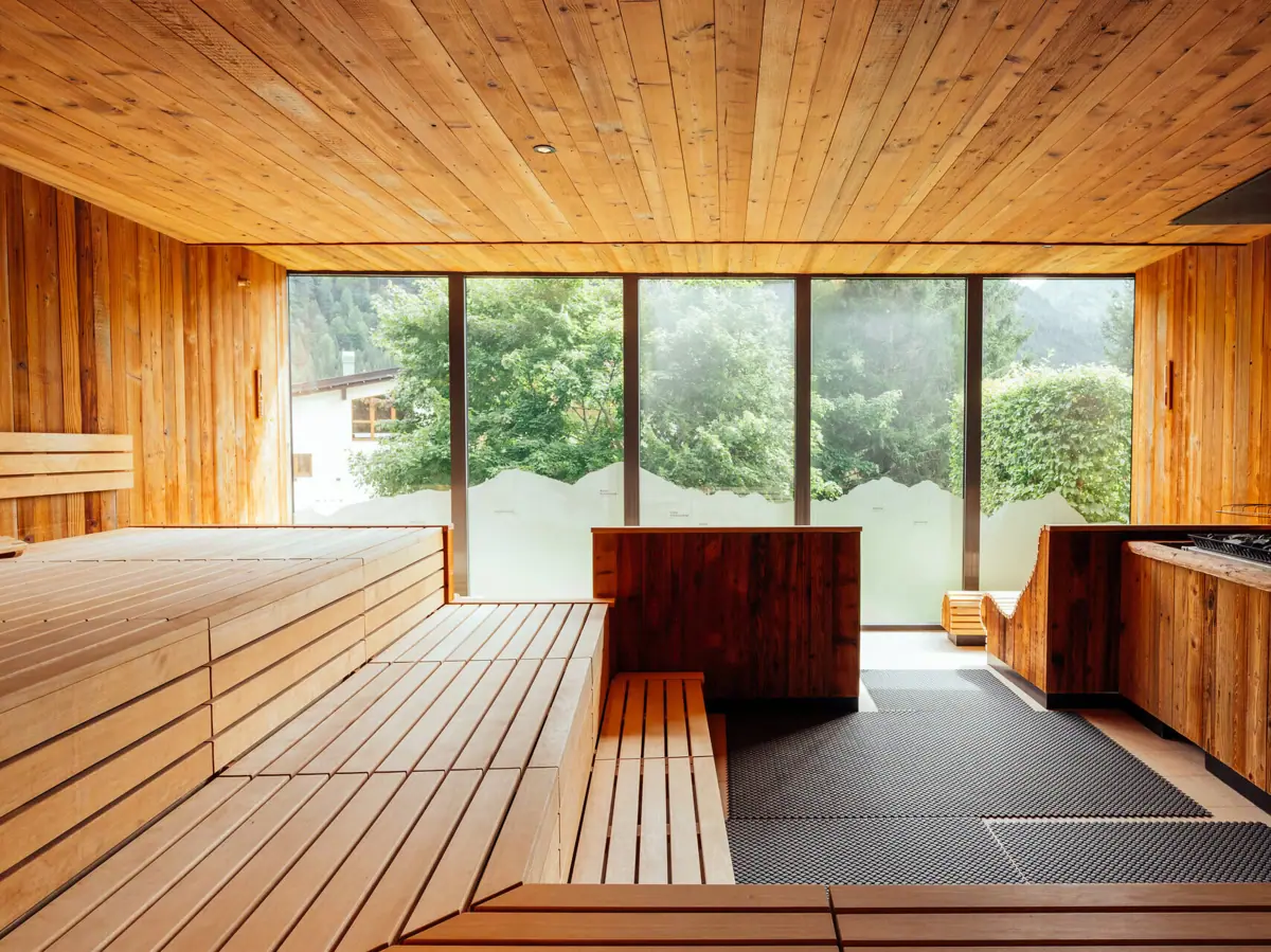 Ein Raum mit Holzbänken und Fenstern.