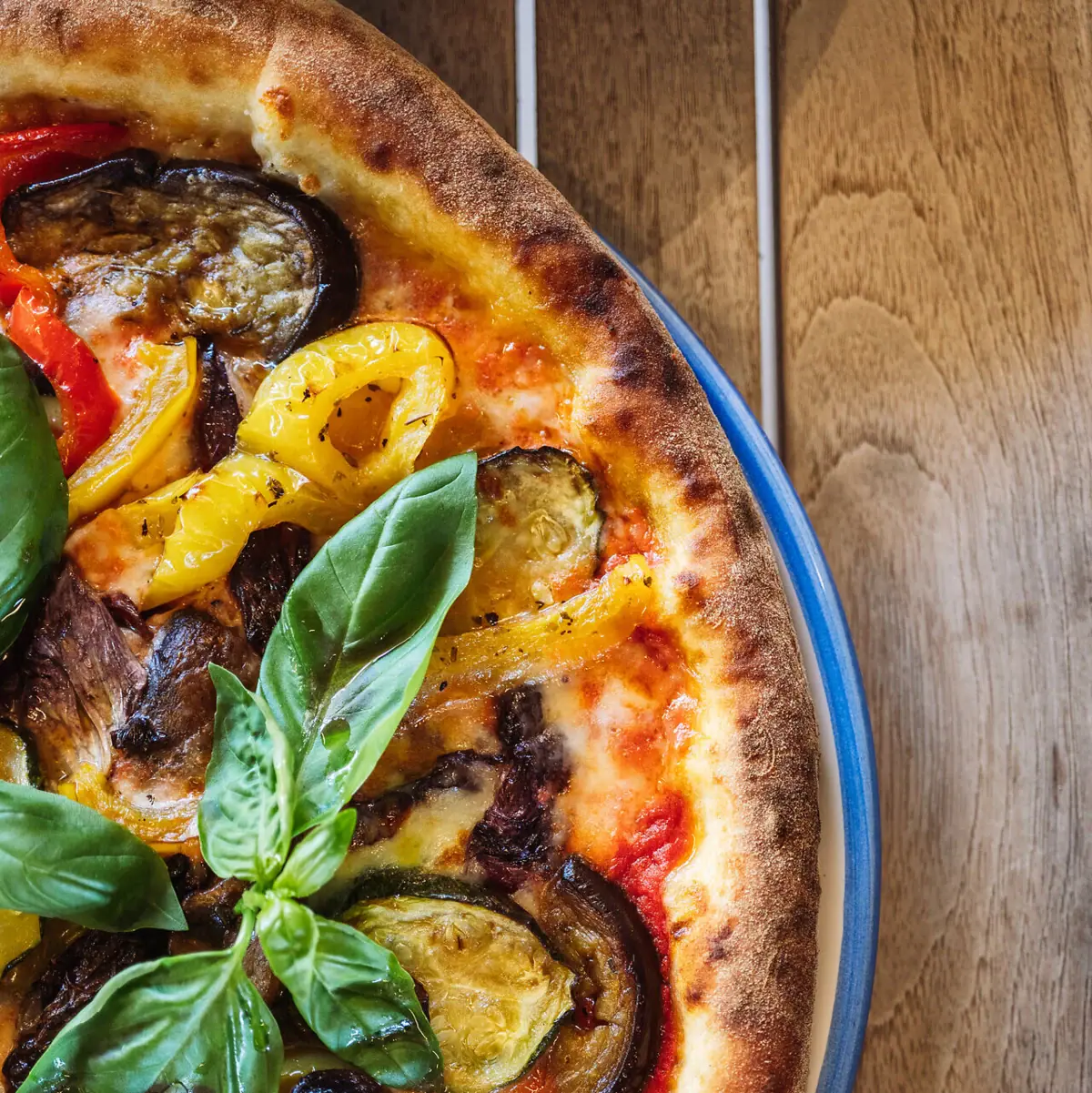 Pizza mit Gemüse darauf