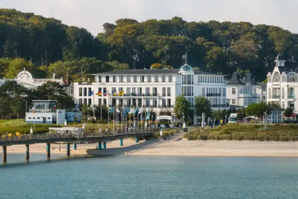 Das Ceres am Meer in Binz auf Rügen direkt am Strand mit der Ostsee und der Seebrücke im Vordergrund.