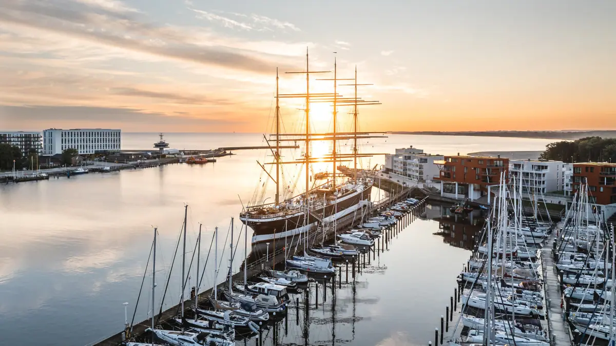 Das Segelschiff Passat in Travemünde bei Sonnenaufgang im Hafen.