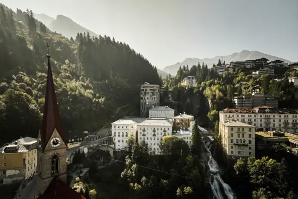 Bad Gastein Eine Gruppe von Gebäuden in einem Tal mit Bäumen und Bergen.