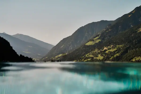 Ein Gewässer mit Bergen im Hintergrund.