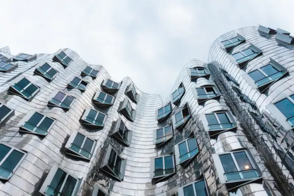 Ein geschwungenes Gebäude in Düsseldorf mit vielen Fenstern.