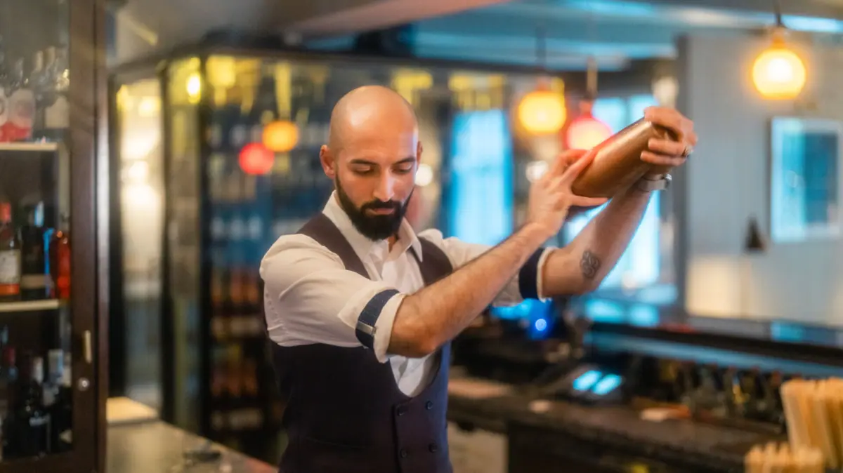 Der Barkeeper im Louis C. Jacob Hotel Hamburg hält einen Shaker.