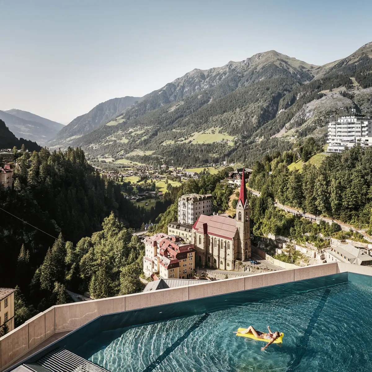 Ein Pool auf dem Dach eines Hotels.