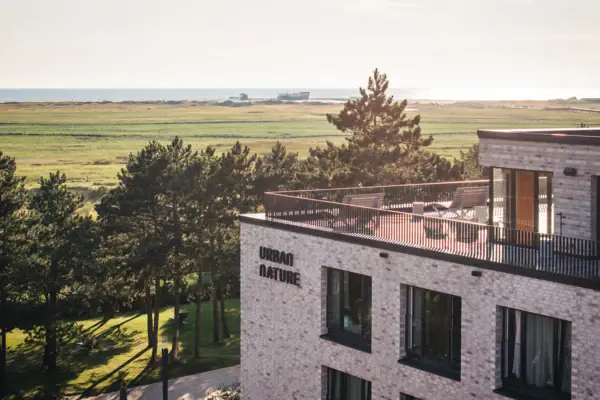 Urlaub am Wattenmeer im Urban Nature Hotel in St. Peter-Ording mit einer großen Dachterrasse und Blick auf die Salzwiesen und die Nordsee.