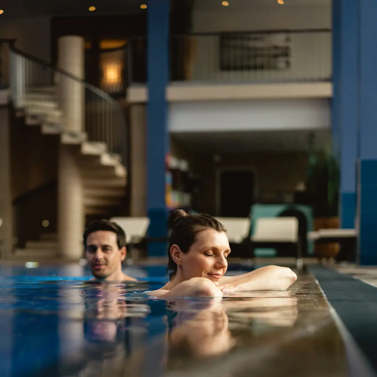 Ein Mann und eine Frau in einem Schwimmbecken.