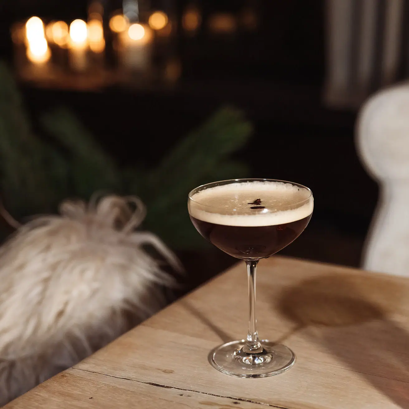 Ein Glas mit Espresso Martini auf einem Tisch.
