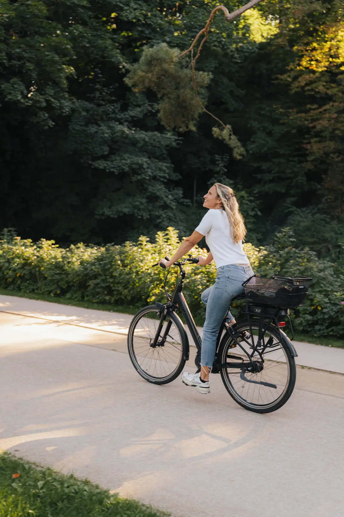 Eine Frau fährt Fahrrad auf Usedom.