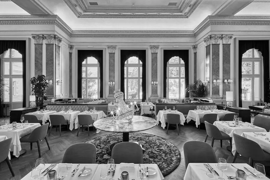 Ein Restaurant mit Tischen und Stühlen.