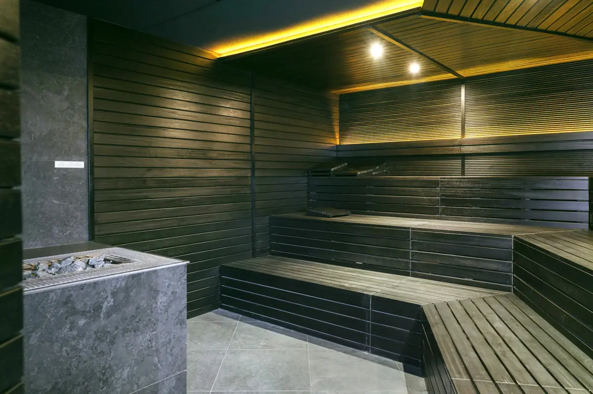 Finnische Sauna mit dunklem Holz.